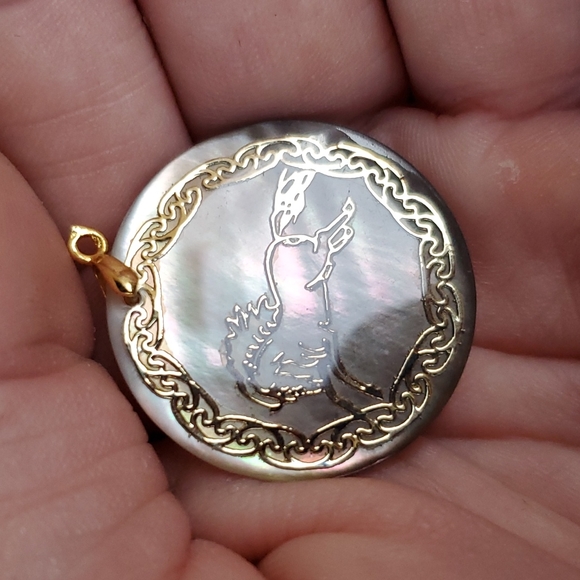 New Carved Horse Natural Abalone Shell Gold Pendant. - Picture 6 of 6